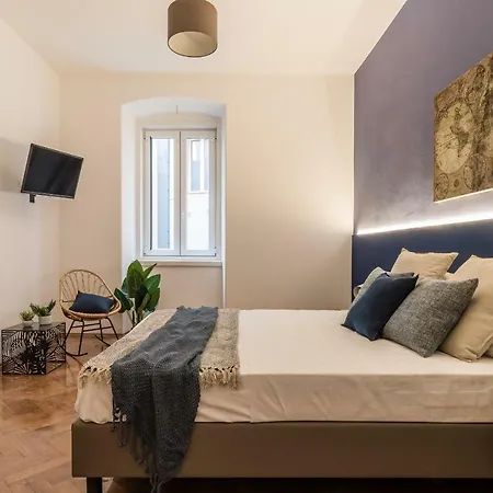 Elegante Da 6 Blu&oro * Τεργέστη