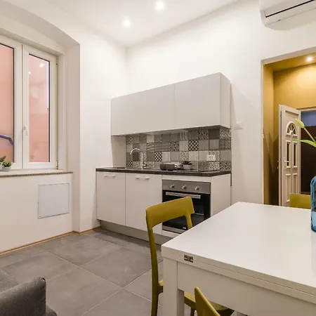 Elegante Da 6 Blu&oro Appartement Trieste